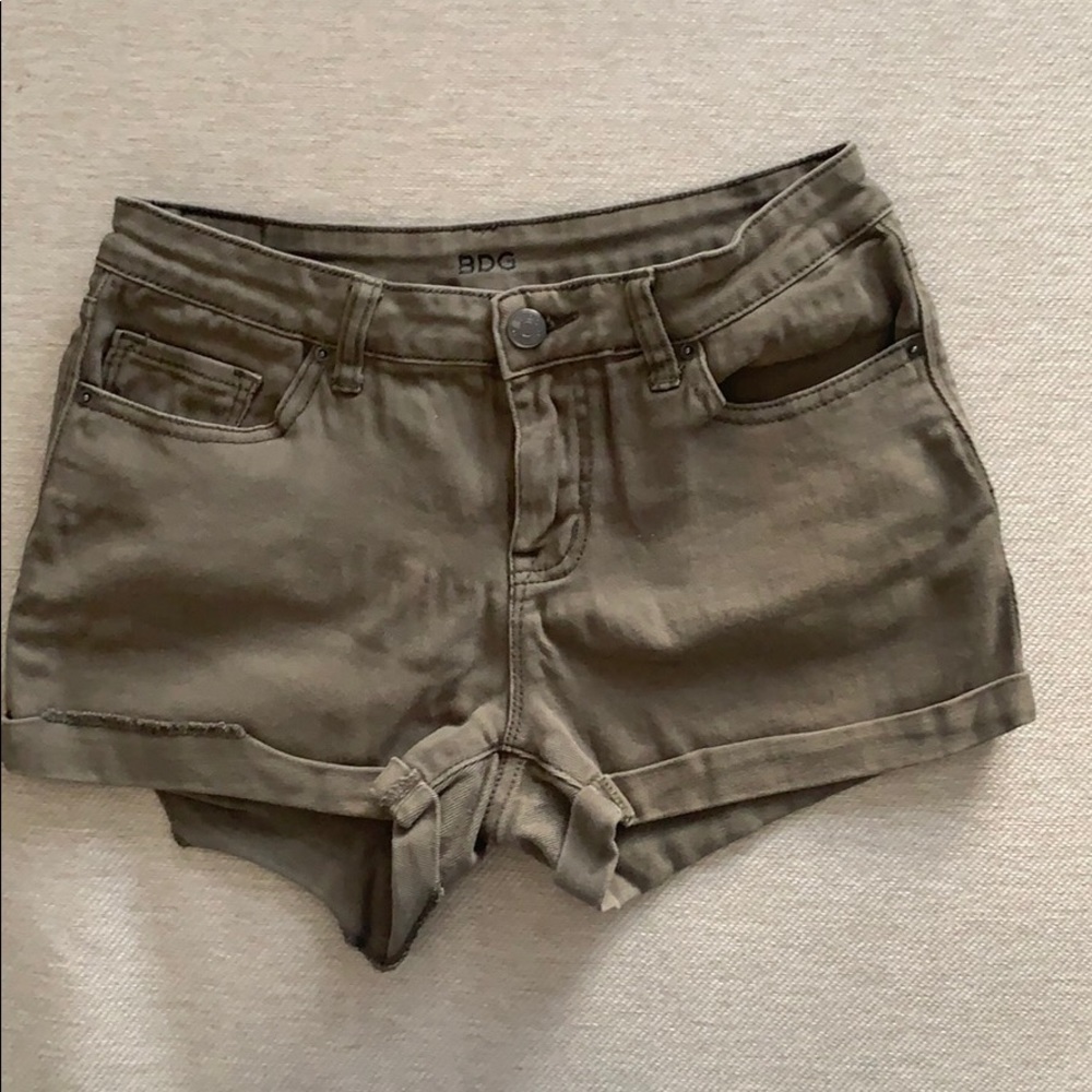BDG mid rise olive shorts size 28